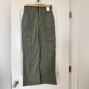 Abercrombie & Fitch Women’s Olive Cargo Pants! NWT!